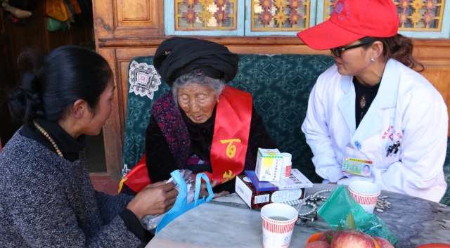 百岁老人卓玛和次里竹玛接受慰问
