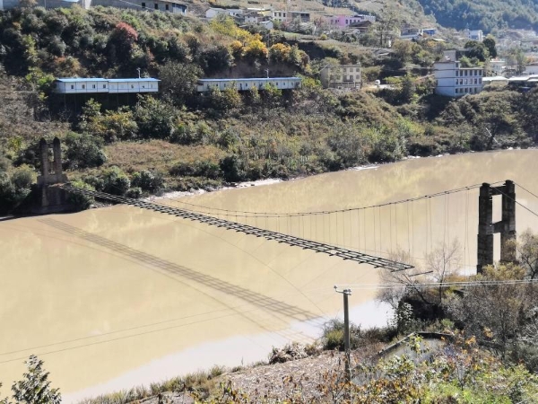 从溜索到大桥 拉嘎洛天堑变通途