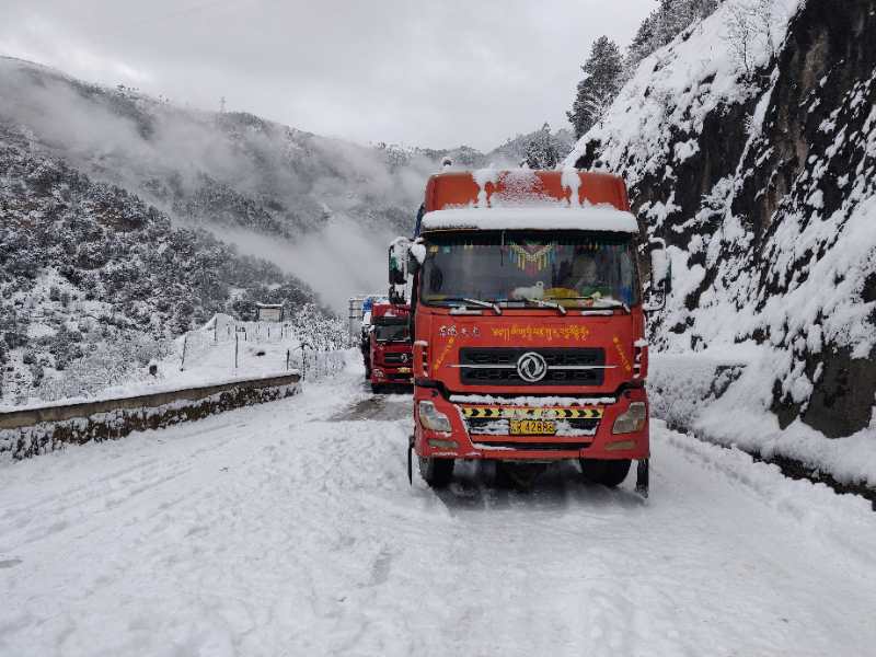 迪庆多处道路积雪结冰湿滑 出行须注意安全