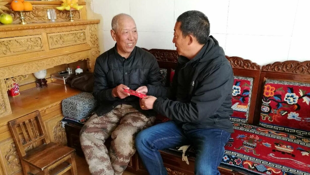 州委老干部局走访慰问州直离休干部
