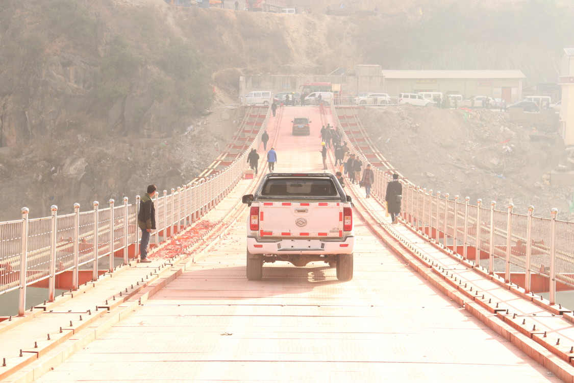 拖顶大桥建成通车