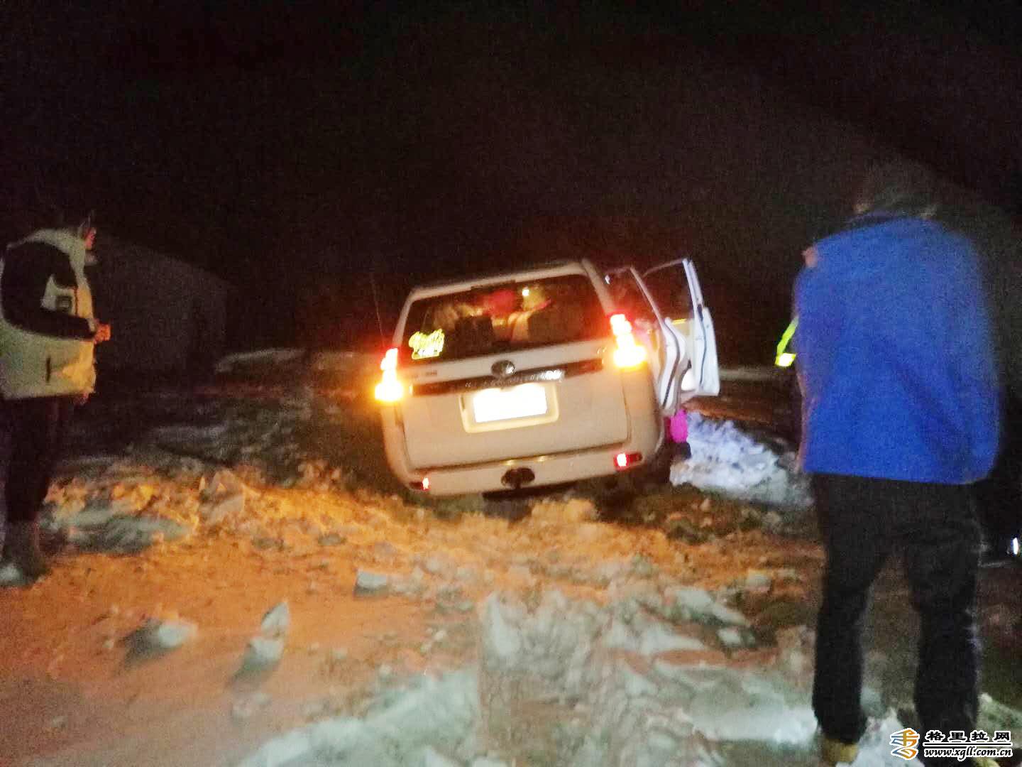 德钦交警连夜救援被困游客