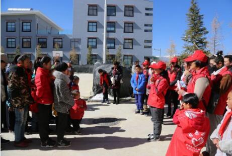 中国人民银行迪庆支行儿到童福利院开展献爱心活动