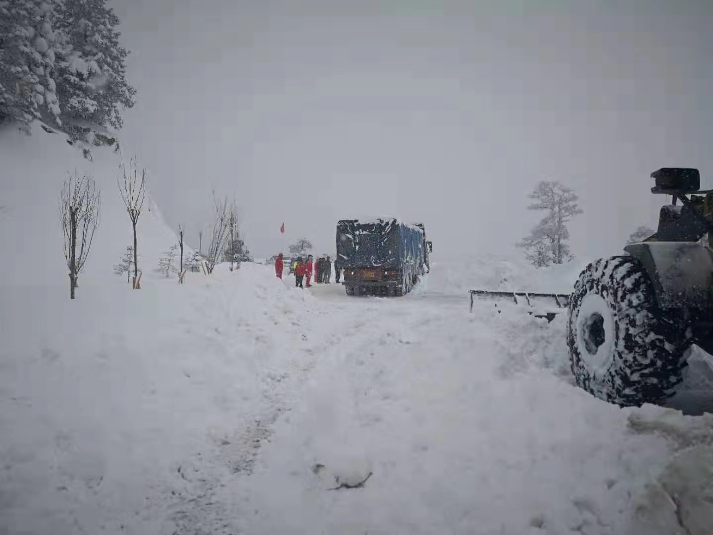 德钦交警全力做好雪天道路疏堵保通工作