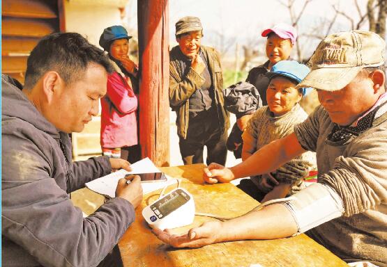 拉嘎洛村村医为村民免费测量血压