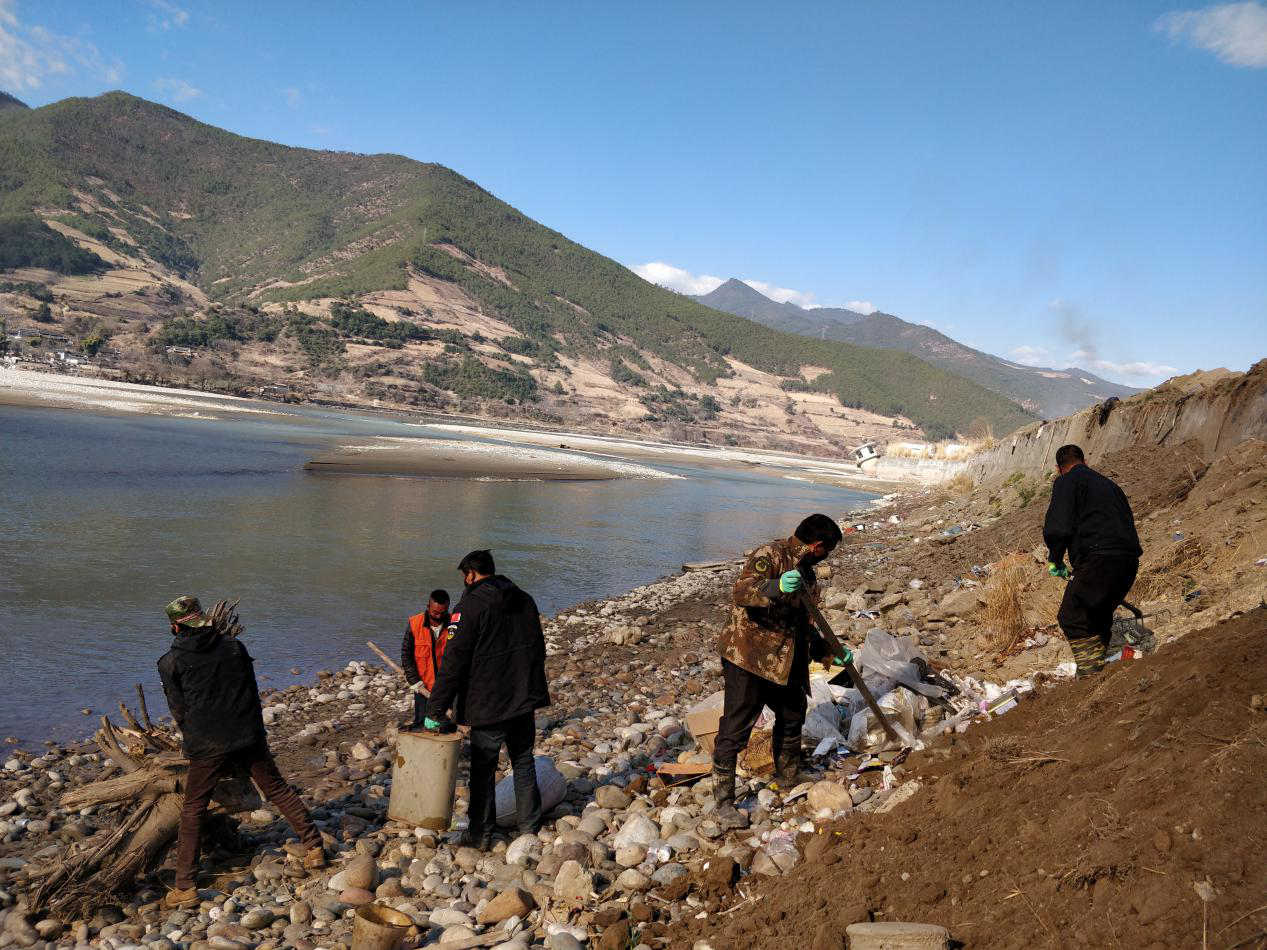 金沙江沿线7个乡（镇）清理江边垃圾