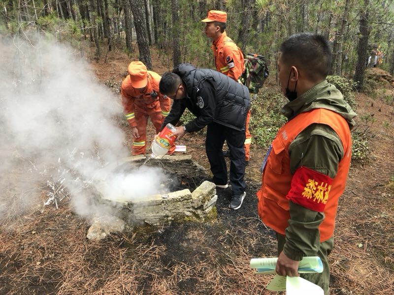 建塘林场把好关口上山护林