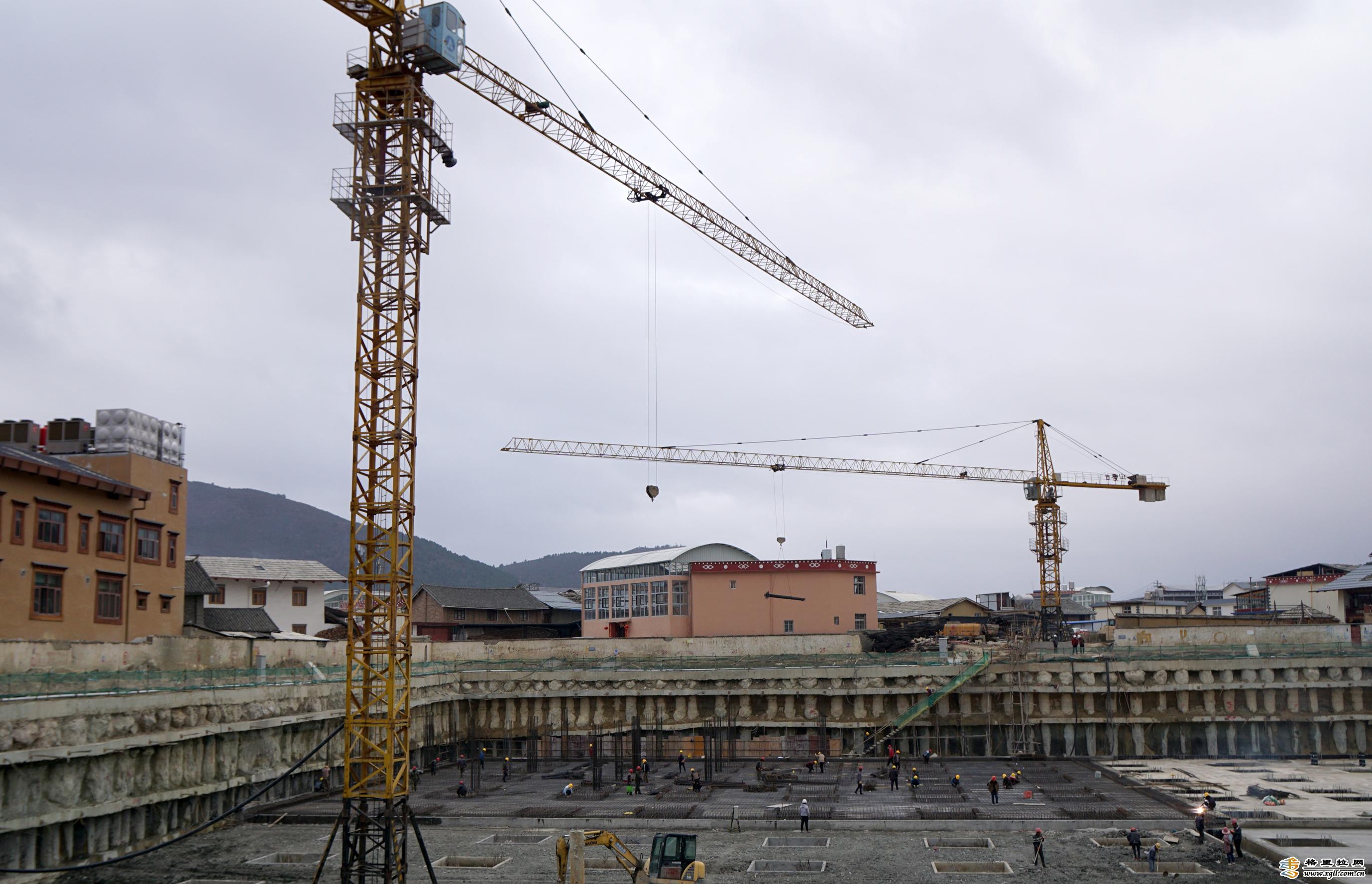 独克宗古城“月光印巷”项目建设工地正在进行地下工程建设