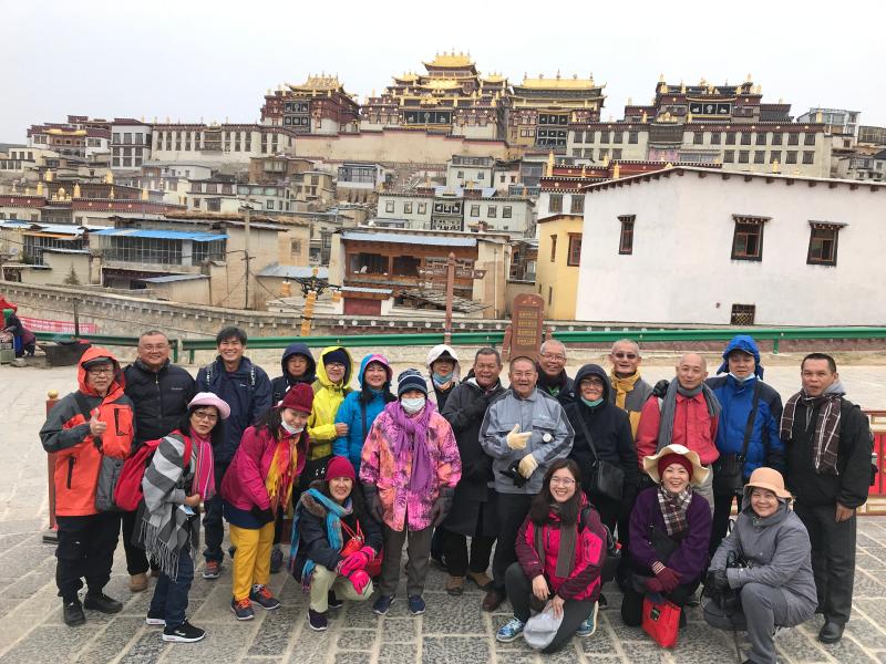 游客在松赞林寺景区合影留念