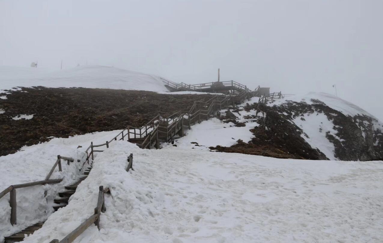 石卡雪山成为消暑好去处