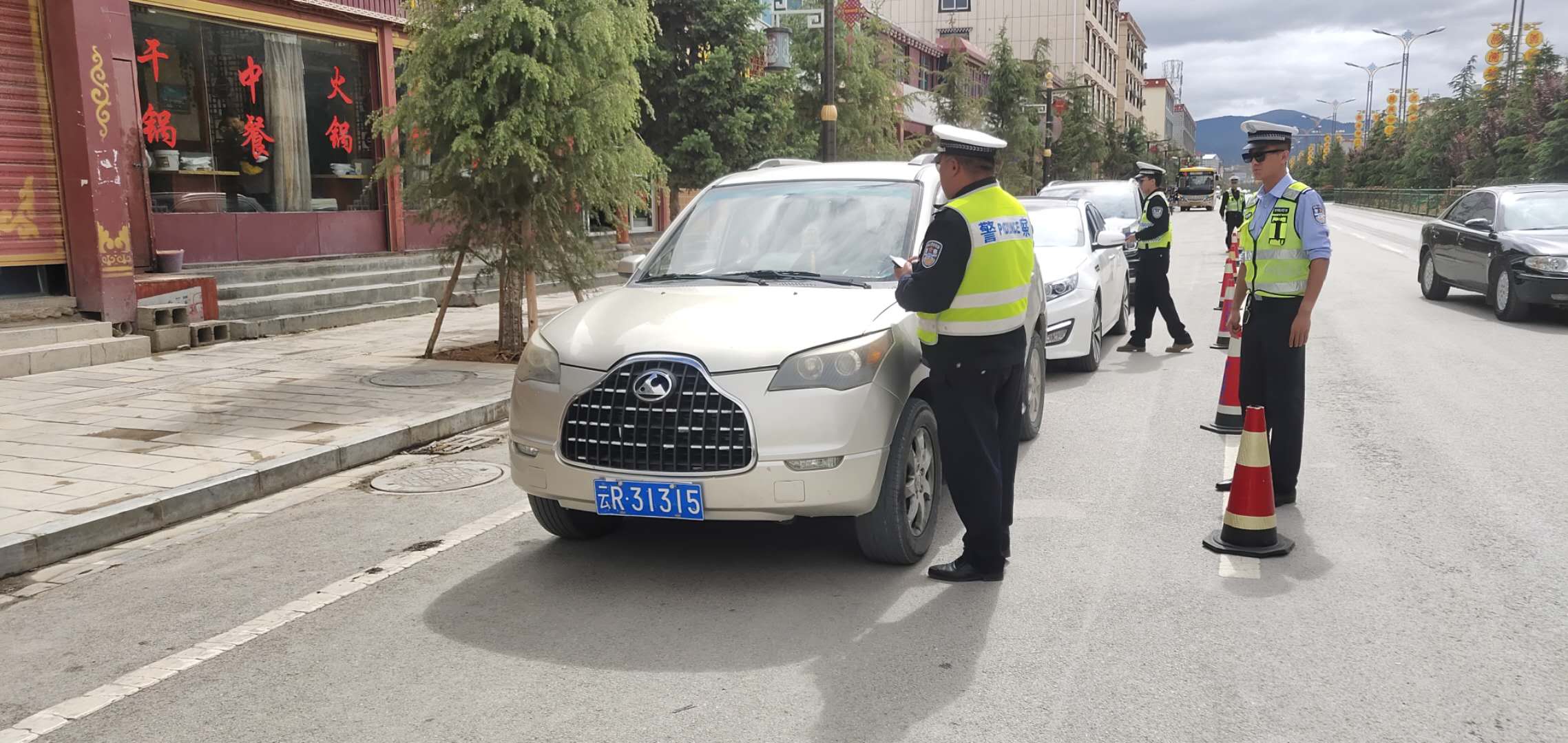 香格里拉城市交警大队净化城区道路交通安全环境