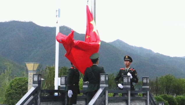 我州各地各部门举行升旗仪式纪念党的98岁生日