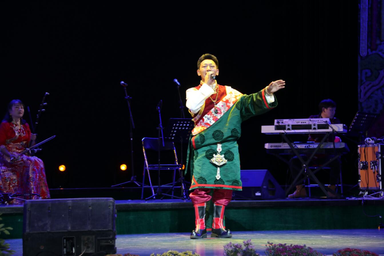 拉茸西洛 扎西央宗公益音乐会在香格里拉大剧院激情开唱