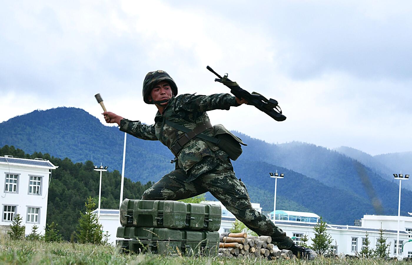 武警迪庆支队掀起夏季大练兵热潮