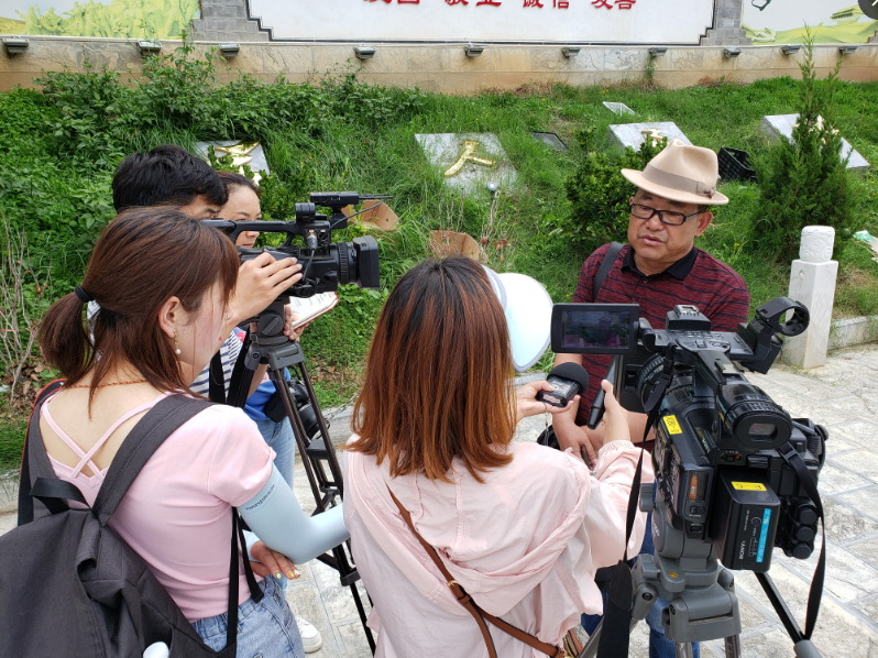 记者再走长征路”主题采访媒体团到我州采访