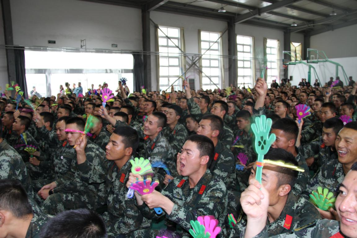 武警官兵与驻地群众举行同庆“八一”文艺汇演