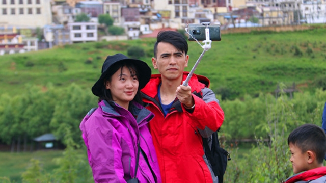 松赞林寺景区游客增多