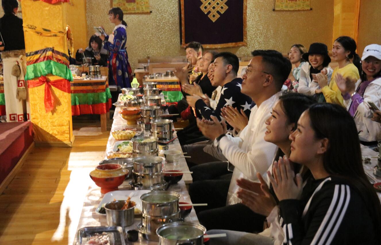 藏民家访中秋人气旺