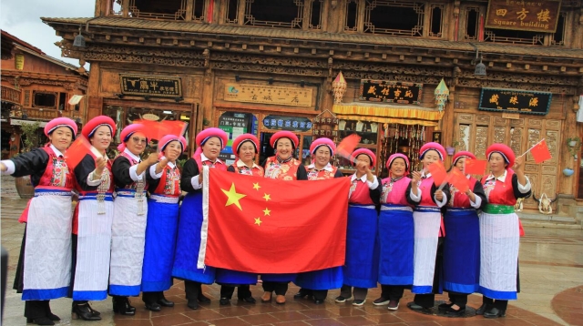 香格里拉市建塘社区居民“与国旗同框”