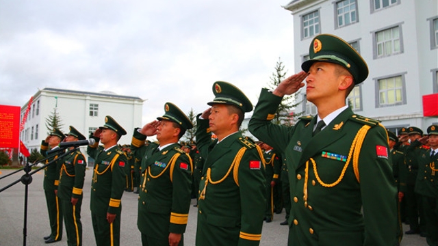 武警官兵：紧握钢枪 履行使命