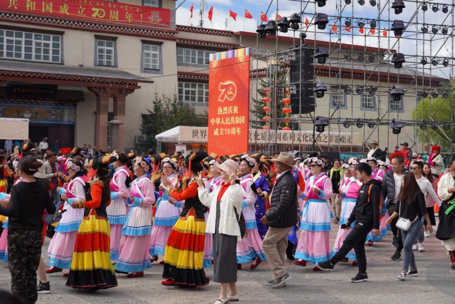 迪庆各族儿女欢歌热舞展风采  喜气洋洋庆国庆