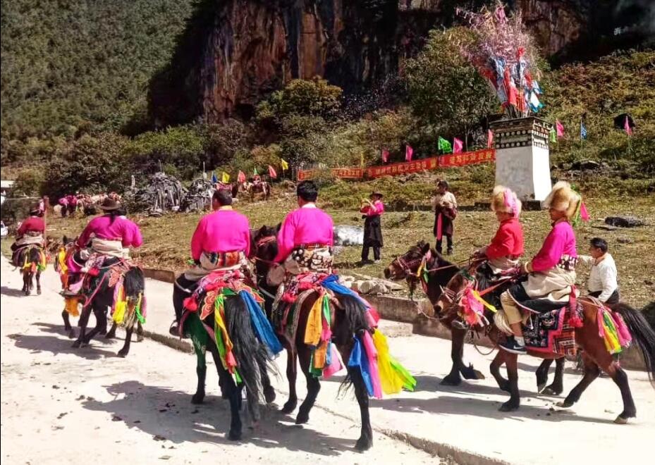 尼汝祭山跑马节如期举行