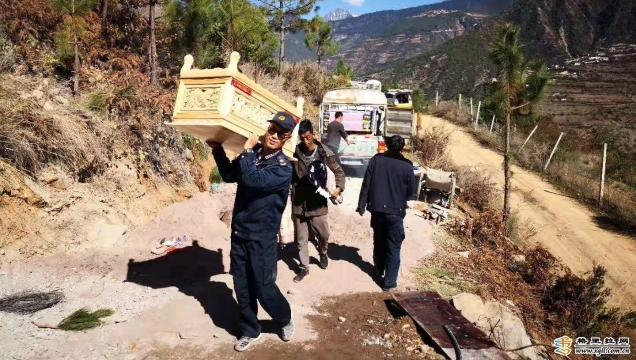 搬新家 住新房 德钦路政大队走访慰问特困户