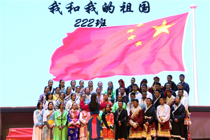 州民族中学举办“唱支红歌给党听”合唱比赛