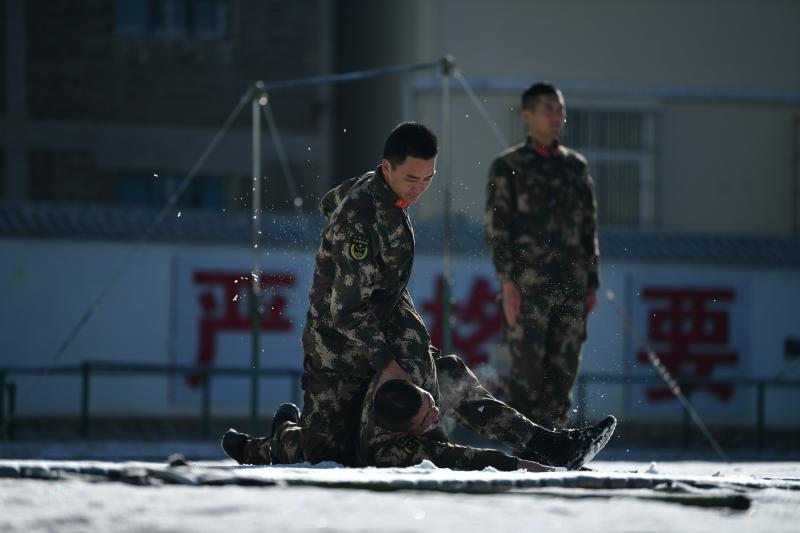 武警迪庆支队开展冬季大练兵活动