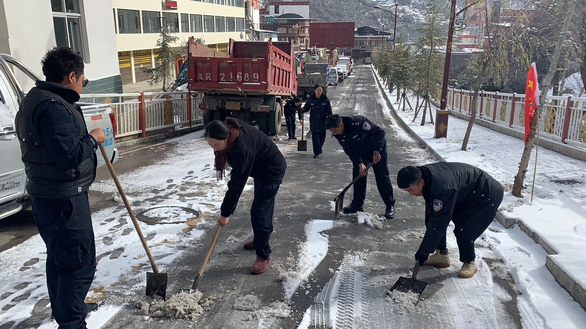 德钦交警清扫积雪“忙在前”