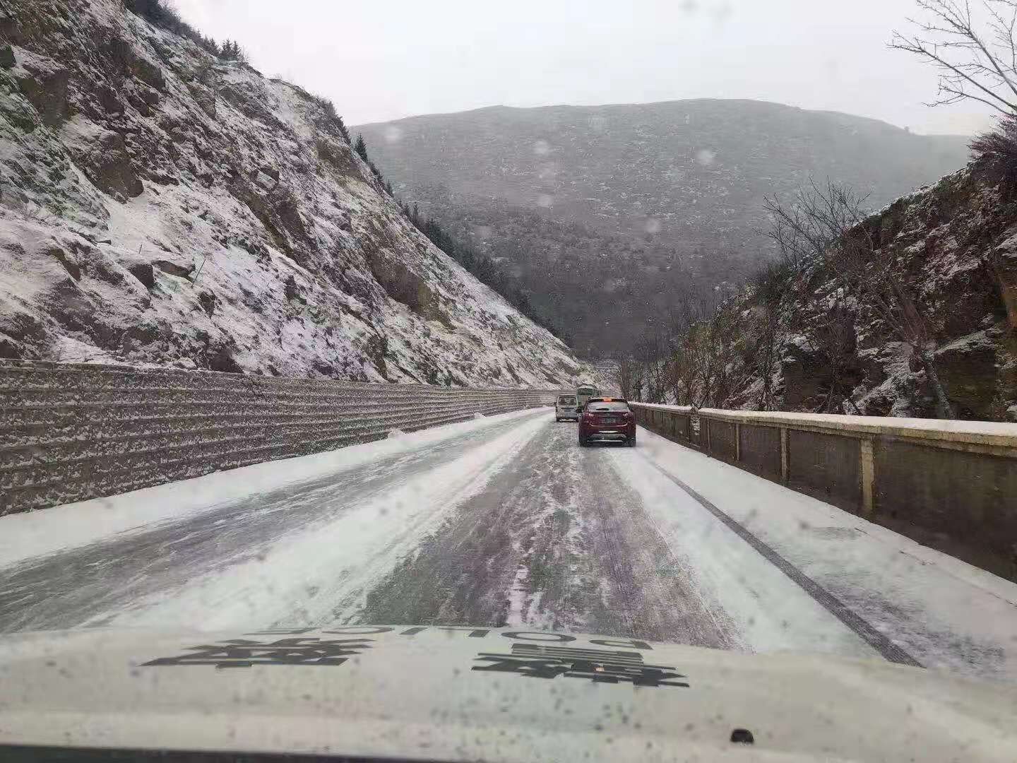 雪后路滑出行要小心！迪庆的亲们，最新路况来了