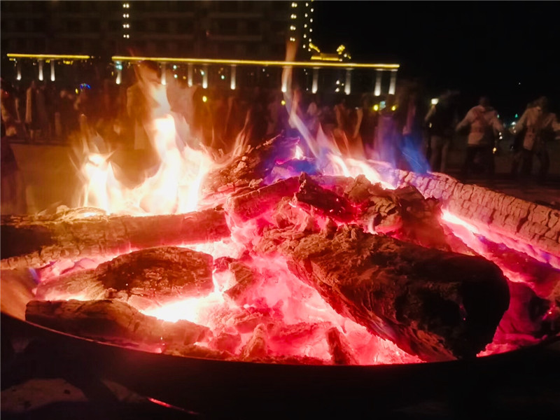 维西县在行政中心万人广场举行“阔时节”篝火晚会