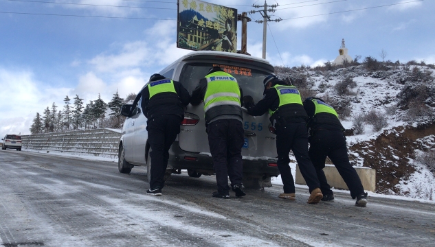迪庆交警“浴雪”奋战保平安