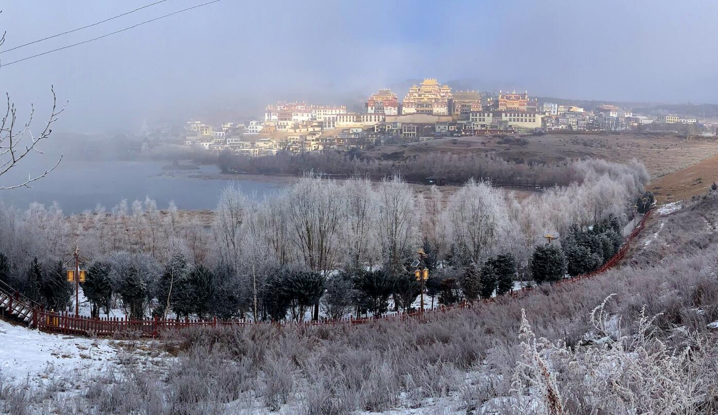 雪后的松赞林寺景区