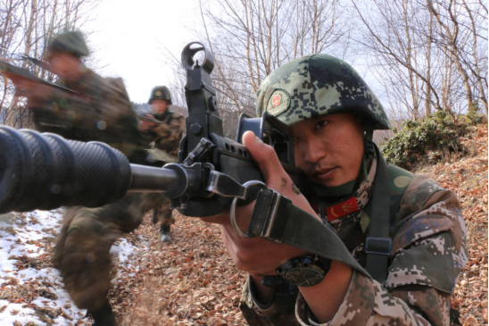 武警官兵拉练忙