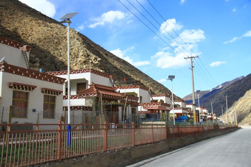 生态移民建新村