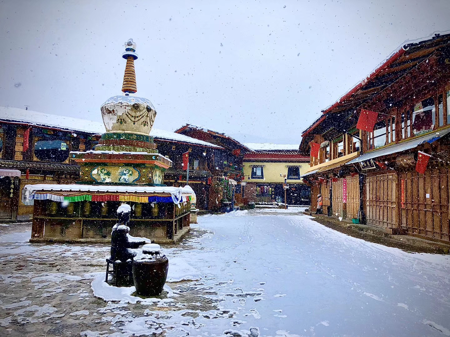 香格里拉又下雪啦！雪景虽美，出门赏雪记得带上口罩哦！