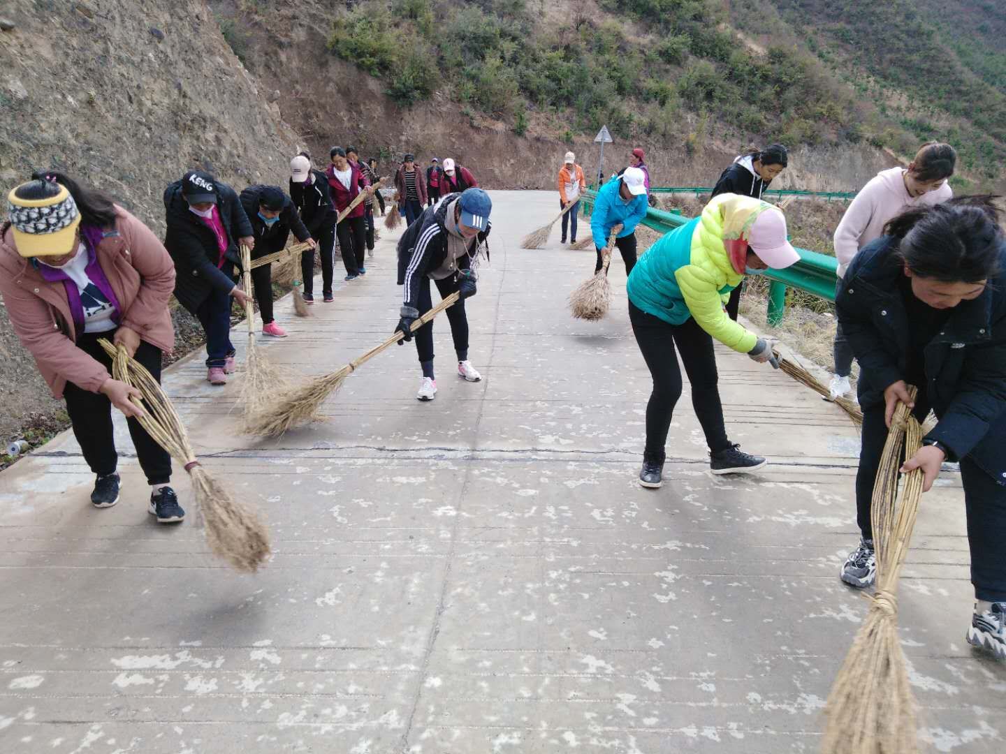 党员妇女义务扫路展风采
