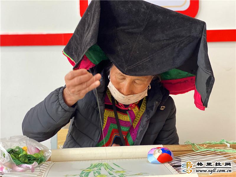 维西县组织易地扶贫搬迁安置点群众举办非遗扶贫工坊第一期刺绣培训