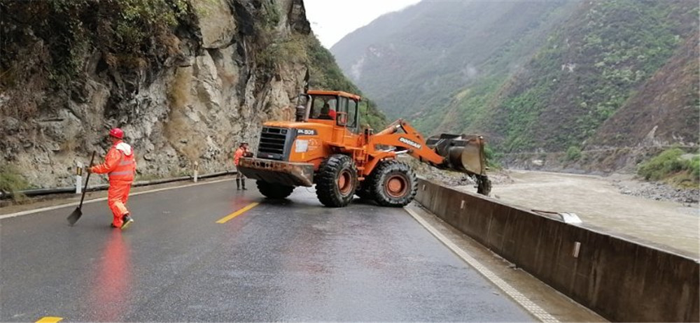 我州迎来连续降水天气州公路局及时组织人员进行清理