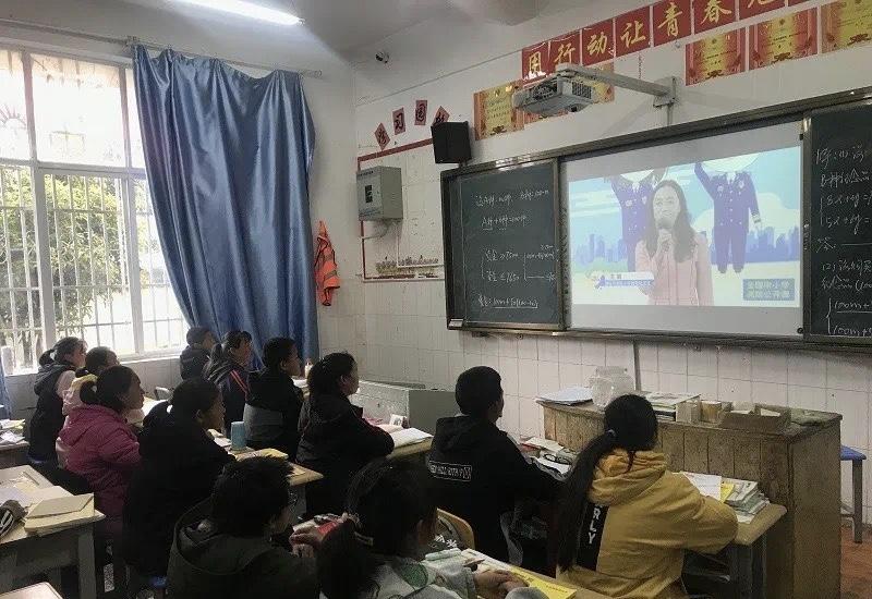 维西县各学校收看网络直播消防公开课
