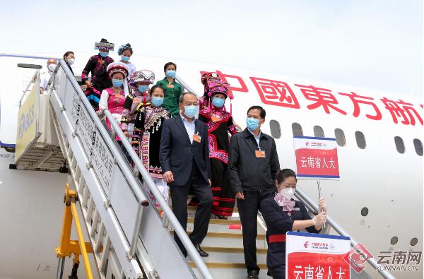 在滇全国人大代表赴京出席十三届全国人大三次会议