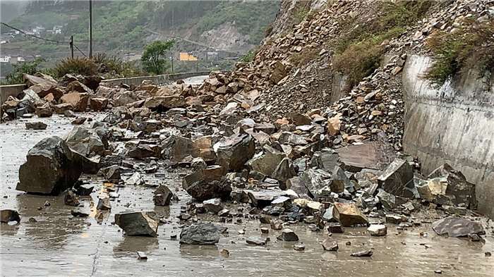 受持续降雨影响维西多条道路发生塌方
