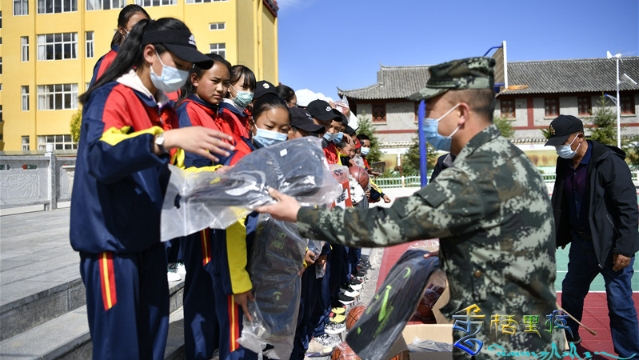 迪庆支队“六一”儿童节前走访慰问驻地学校