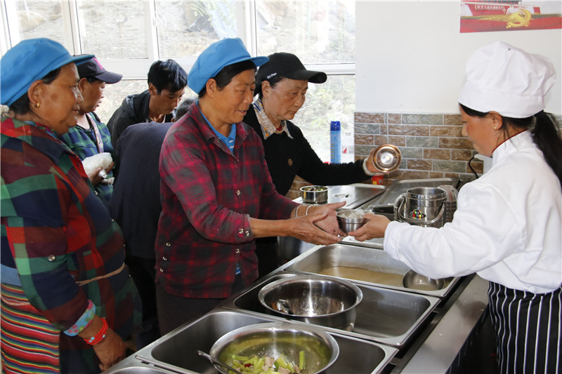 霞若乡爱心食堂：暖心不止一点点