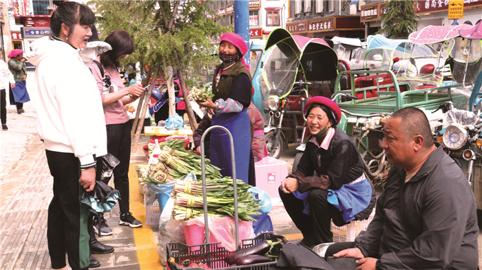 香格里拉市东旺路农特产品摊点人气旺