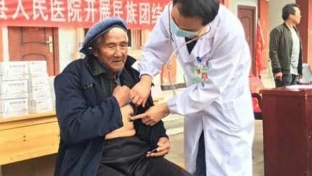 维西县委办组织医疗专家深入共乐村开展“健康扶贫”义诊活动