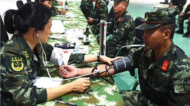 武警云南总队医院医疗服务小分队到香格里拉为官兵查体问诊