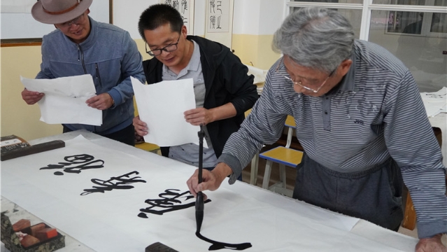 画家团队走进迪庆 将书画艺术融入旅游景区和美丽村镇建设中