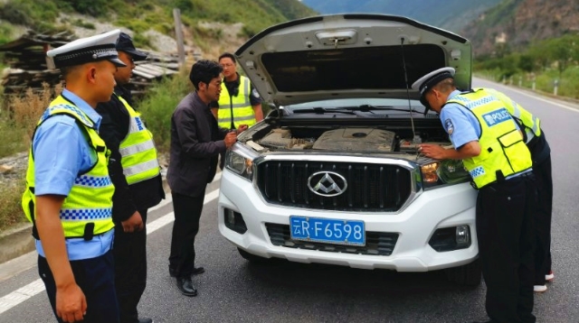 迪庆交警为民解忧办实事
